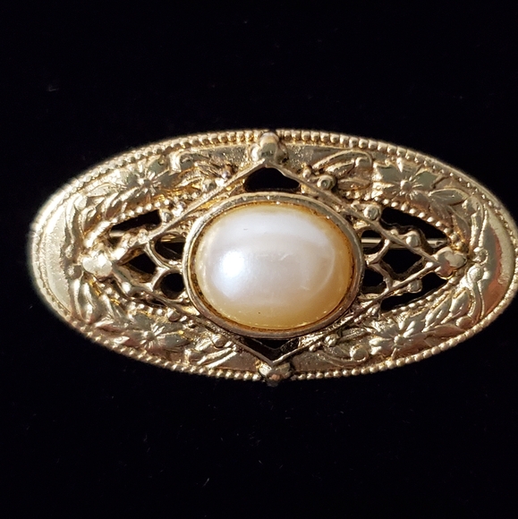 Oval Gold Tone Filigree Faux Pearl Brooch Pin - Picture 3 of 8